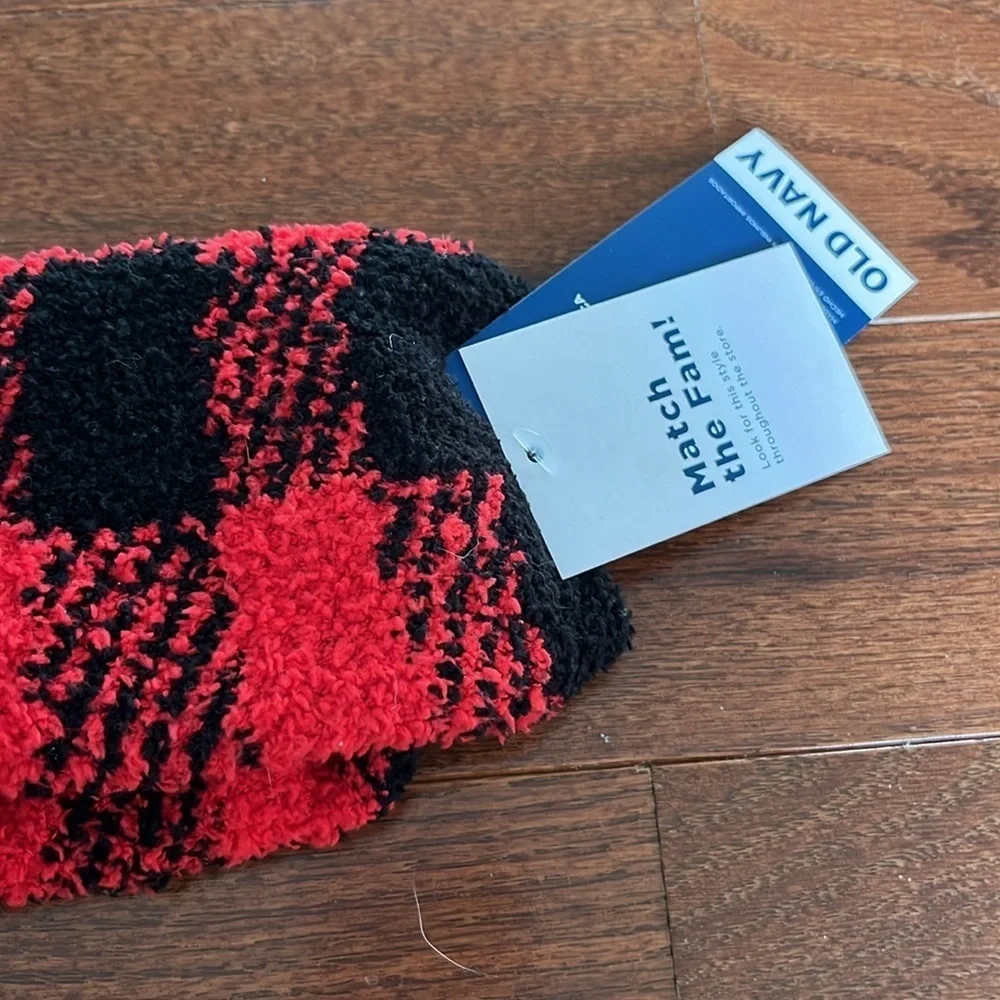 Nwt old navy black and red checkered cozy socks